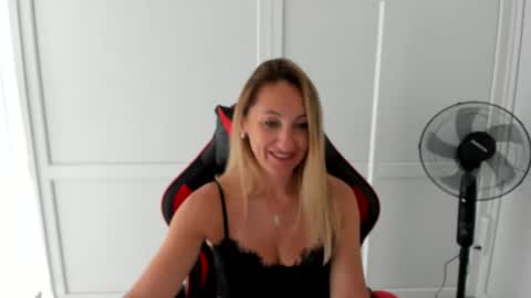 Snapshot of elinarosee chatting on June 2026 07:02:01 AM Milena online show from June 2026 07:02:01 AM