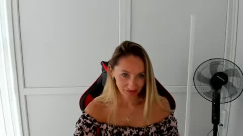 Snapshot of elinarosee chatting on June 2026 07:13:01 AM Milena online show from June 2026 07:13:01 AM