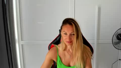 Snapshot of elinarosee chatting on June 2026 06:19:01 AM Milena online show from June 2026 06:19:01 AM