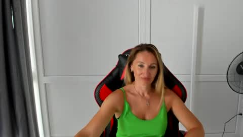 Snapshot of elinarosee chatting on June 2026 10:15:01 AM Milena online show from June 2026 10:15:01 AM