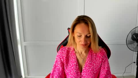 Snapshot of elinarosee chatting on July 2026 06:15:01 AM Milena online show from July 2026 06:15:01 AM