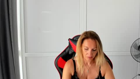 Snapshot of elinarosee chatting on July 2026 07:15:02 AM Milena online show from July 2026 07:15:02 AM