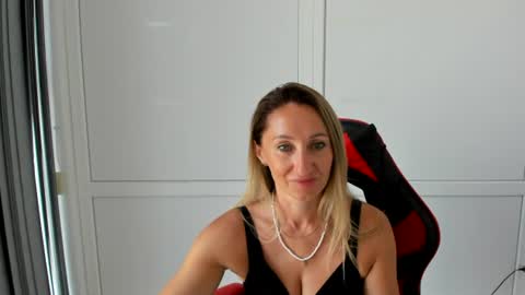 Snapshot of elinarosee chatting on July 2026 06:28:01 AM Milena online show from July 2026 06:28:01 AM