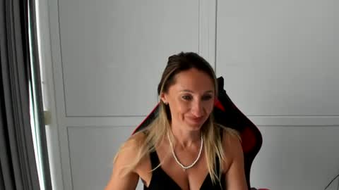 Snapshot of elinarosee chatting on July 2026 11:01:02 AM Milena online show from July 2026 11:01:02 AM
