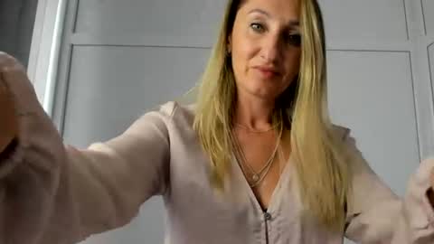 Snapshot of elinarosee chatting on July 2026 12:40:01 PM Milena online show from July 2026 12:40:01 PM