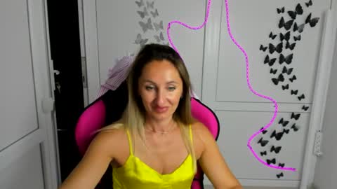 Snapshot of elinarosee chatting on July 2026 07:06:02 AM Milena online show from July 2026 07:06:02 AM