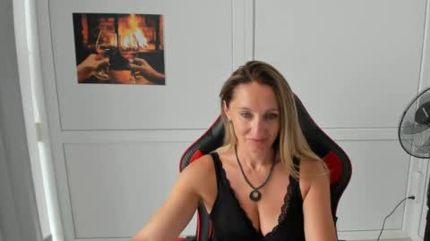Snapshot of elinarosee chatting on July 2026 10:35:02 AM Milena online show from July 2026 10:35:02 AM