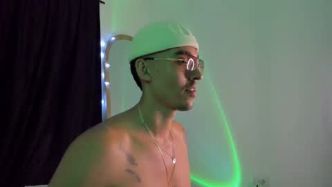 Snapshot of elio_dicaprio chatting on November 2025 02:21:01 AM elio_dicaprio online show from November 2025 02:21:01 AM