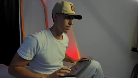 Snapshot of elio_dicaprio chatting on November 2025 03:40:01 PM elio_dicaprio online show from November 2025 03:40:01 PM