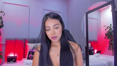 Elisa online show from December 2025 08:28:02 PM