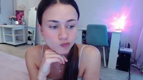 Elis online show from November 2025 04:56:02 AM