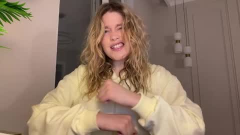 Stephanie online show from April 2026 09:35:01 PM