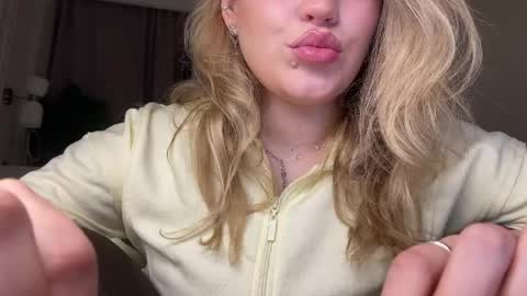 Stephanie online show from April 2026 08:28:02 PM