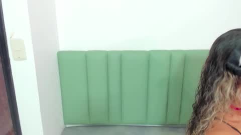 Snapshot of elizabeth_liones_ chatting on December 2025 04:11:02 AM Eli online show from December 2025 04:11:02 AM