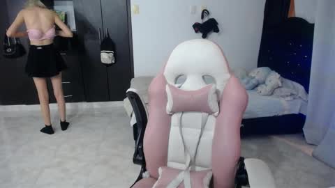 Snapshot of elizabeth_rose02 chatting on November 2025 02:01:02 AM Elizabeth online show from November 2025 02:01:02 AM