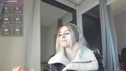 ella_vee online show from November 2025 04:03:01 AM