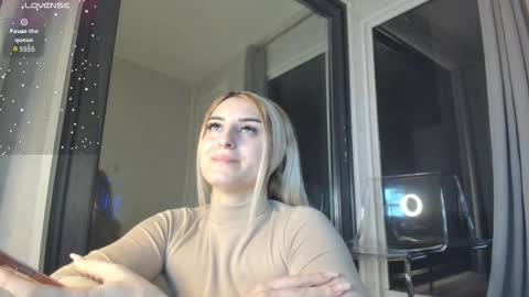 ella_vee online show from November 2025 04:12:02 AM