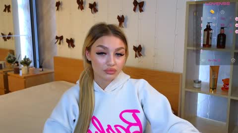 ellamilla online show from December 2024 08:33:02 AM