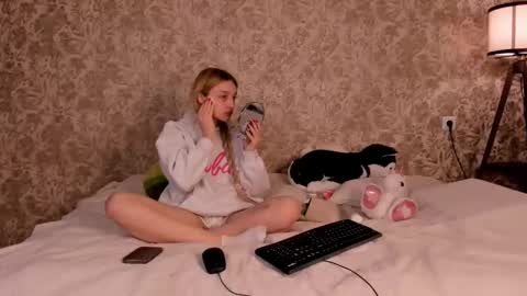 ellamilla online show from March 2025 07:32:02 PM