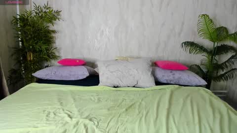 elle_ellise online show from December 2025 08:00:02 AM