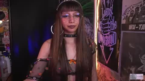 Snapshot of elle_uwu chatting on October 2025 03:23:02 PM follow me on instagram . online show from October 2025 03:23:02 PM