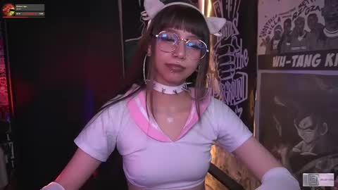 Snapshot of elle_uwu chatting on November 2025 03:01:01 PM follow me on instagram . online show from November 2025 03:01:01 PM