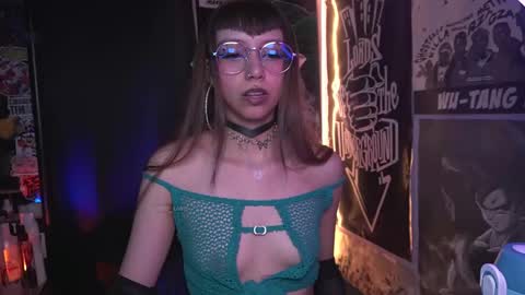 Snapshot of elle_uwu chatting on November 2025 05:51:02 PM follow me on instagram . online show from November 2025 05:51:02 PM