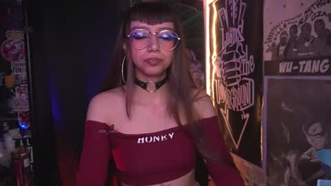 Snapshot of elle_uwu chatting on November 2025 08:36:02 AM follow me on instagram . online show from November 2025 08:36:02 AM