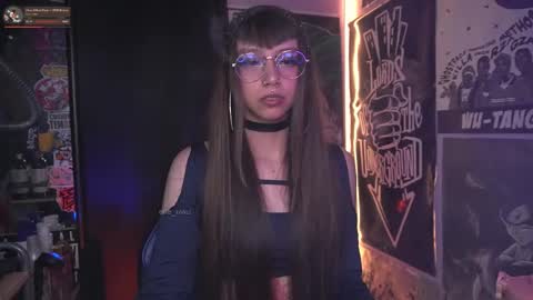 Snapshot of elle_uwu chatting on November 2025 04:00:01 PM follow me on instagram . online show from November 2025 04:00:01 PM