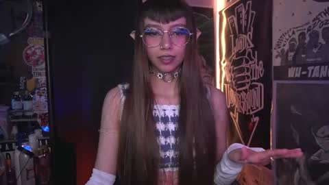 Snapshot of elle_uwu chatting on December 2025 03:39:02 PM follow me on instagram . online show from December 2025 03:39:02 PM