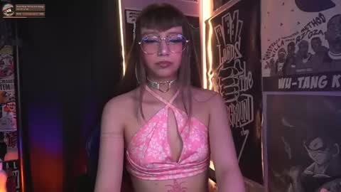 Snapshot of elle_uwu chatting on December 2025 05:11:02 PM follow me on instagram . online show from December 2025 05:11:02 PM