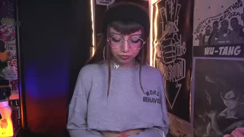 Snapshot of elle_uwu chatting on December 2025 09:18:01 AM follow me on instagram . online show from December 2025 09:18:01 AM