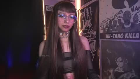 Snapshot of elle_uwu chatting on January 2026 04:55:01 PM follow me on instagram . online show from January 2026 04:55:01 PM