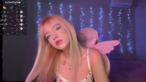 Snapshot of ellie_lovely_girl chatting on December 2025 09:19:02 PM ellie online show from December 2025 09:19:02 PM