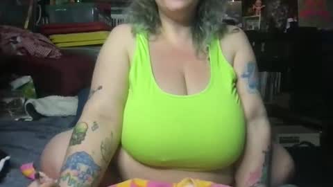 Snapshot of ellielouise11 chatting on October 2025 04:14:01 AM Ellie Louise online show from October 2025 04:14:01 AM