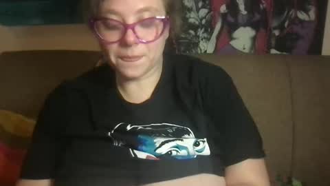 Snapshot of ellielouise11 chatting on December 2025 09:34:02 PM Ellie Louise online show from December 2025 09:34:02 PM