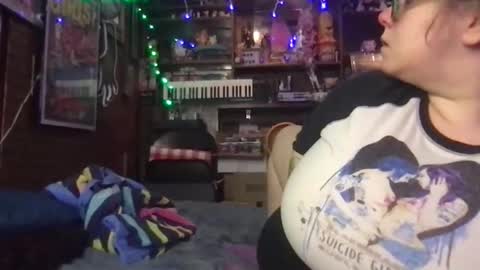 Snapshot of ellielouise11 chatting on December 2025 03:33:01 AM Ellie Louise online show from December 2025 03:33:01 AM