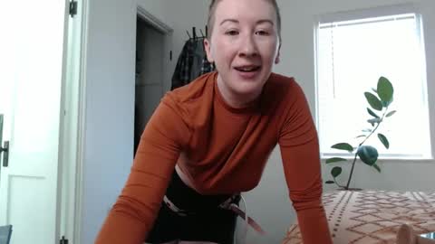 Snapshot of ellierowyn chatting on November 2025 08:52:02 PM Ellie Rowyn online show from November 2025 08:52:02 PM