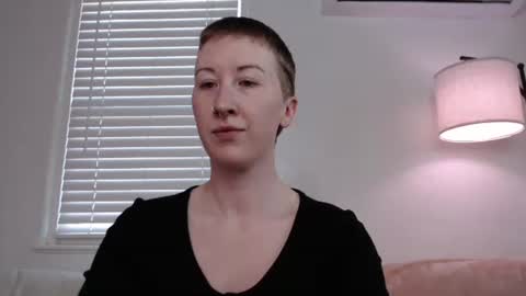 Snapshot of ellierowyn chatting on December 2025 10:18:02 PM Ellie Rowyn online show from December 2025 10:18:02 PM