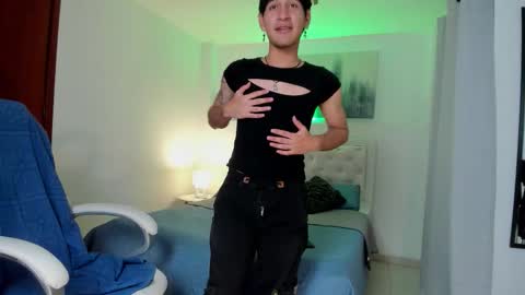 Snapshot of elliotazer chatting on January 2026 11:51:02 PM Elliot online show from January 2026 11:51:02 PM