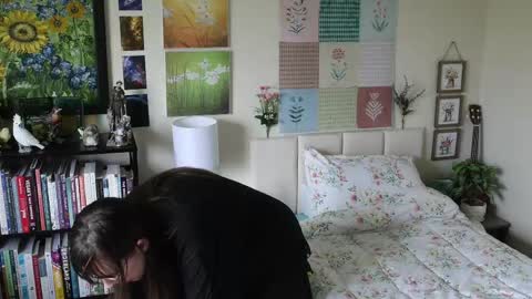 Elly Naomi online show from May 2026 04:56:02 PM