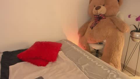 Snapshot of elyross_ chatting on December 2025 12:37:02 AM Ross online show from December 2025 12:37:02 AM