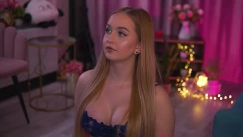 Elyssa online show from November 2025 07:29:02 PM