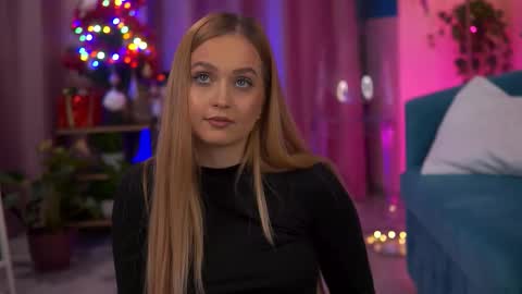 Elyssa online show from December 2025 07:43:01 PM