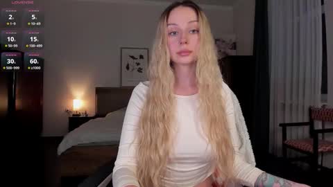 Snapshot of em_emilie chatting on November 2025 04:41:01 PM Emilie online show from November 2025 04:41:01 PM