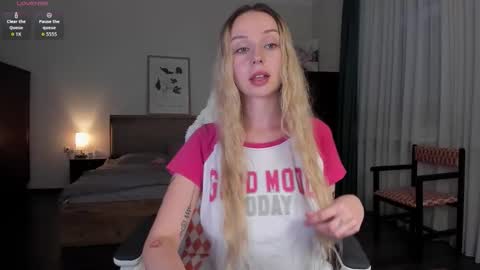 Snapshot of em_emilie chatting on November 2025 03:51:01 PM Emilie online show from November 2025 03:51:01 PM