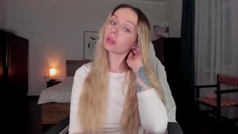 Snapshot of em_emilie chatting on December 2025 06:34:01 PM Emilie online show from December 2025 06:34:01 PM