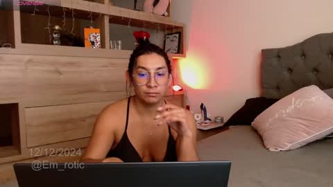 Snapshot of em_rotic chatting on December 2024 05:59:02 PM Emilia online show from December 2024 05:59:02 PM