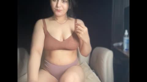 Ema Love online show from December 2025 01:33:02 AM