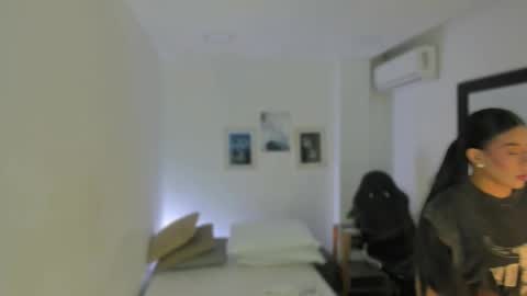 Snapshot of emelie_89 chatting on October 2025 12:15:01 PM emelie_89 online show from October 2025 12:15:01 PM